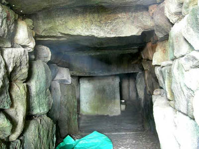 大念寺古墳石室内