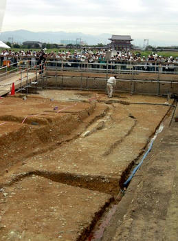 現場から朱雀門を臨む