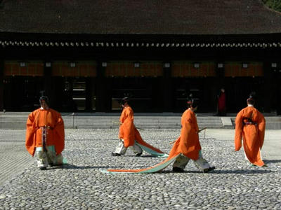 武官装束の四人の舞人によって舞われます。