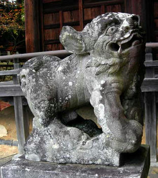 かなり変な顔です。