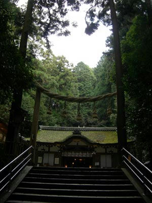 二の鳥居の代わりに、この注連縄が掛かっている神社が多いです。