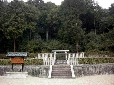 いずこも同じ、宮内庁の看板と鳥居