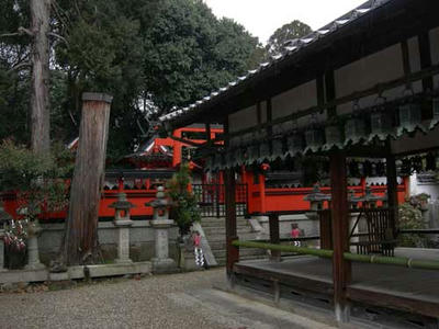 右の舞台で『翁舞』が奉納されます。