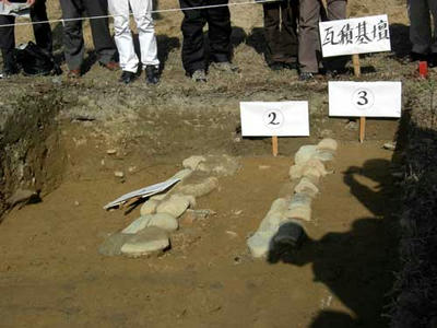 基壇地覆石の列