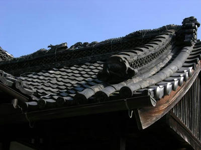 屋根の上に龍がいます。