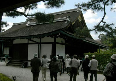 御住まいの御殿は、桧皮葺が多いです。