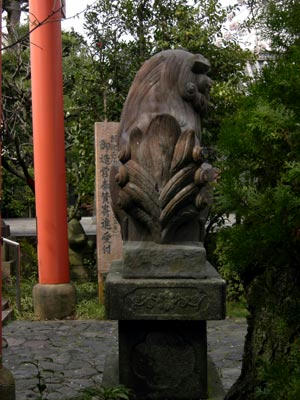 狛犬さんの横には桜の木があります。花の頃はきれい。