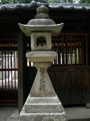 燈籠に神社の名前が見えます。