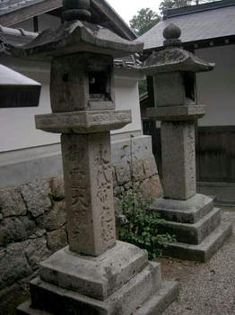 石灯籠には『御霊大明神』の文字