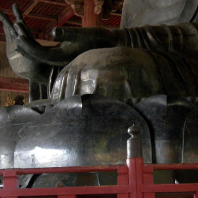 毘盧舎那仏の膝元
