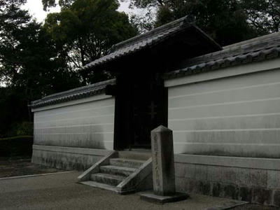 この塀と門のお陰で御陵に見えない……