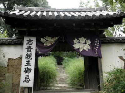 白毫寺門前にて