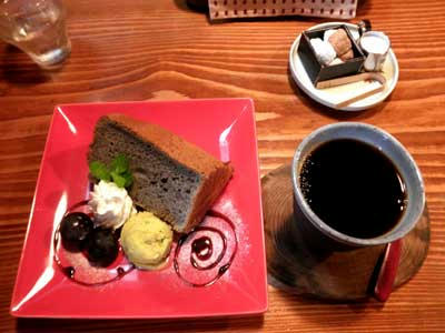 黒ゴマのシフォンケーキ！！