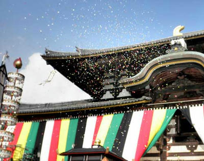 大仏殿からの散華