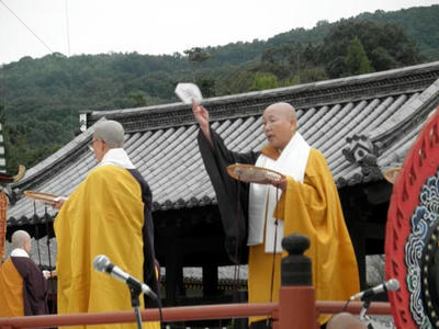 法華寺の尼僧による散華