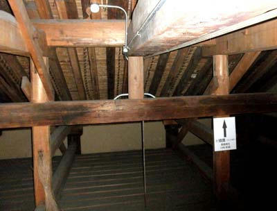 創建当時の古材、見事な一木材の頭貫です。