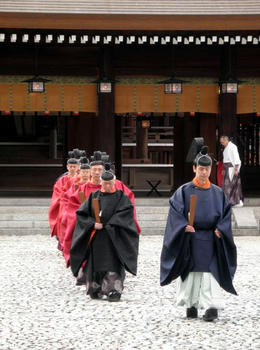 祭典を行う神職の方々です。