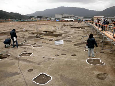 方形区画内の棟持柱建物