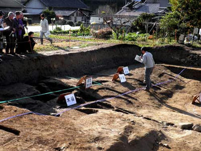 テープが張られている部分が建物跡の柱列です。