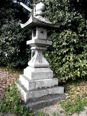 鳥居脇の石灯籠