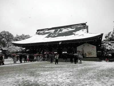 橿原神宮　外拝殿の雪景色