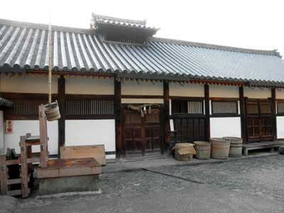 井戸に釣瓶が掛かっています。
