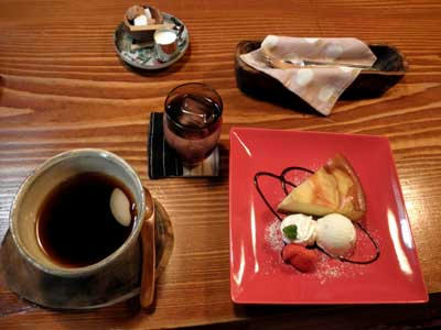 今日も内容と関係なく、カフェことだまのケーキセット(^^ゞ
