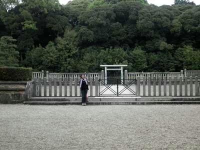 今日も墓参と言う態度ではない……