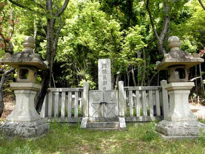 源頼義公の墓所