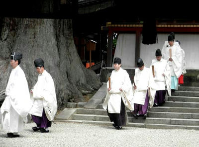 退出する神職たち