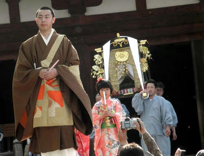 輿には中将姫様が乗っておられます。