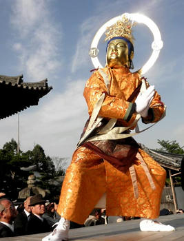 勢至菩薩は、常に合掌をしています。