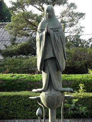 池の中に立つ中将姫の像
