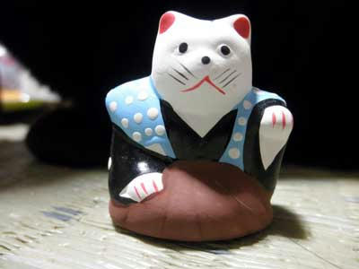 左手を上げる招き猫