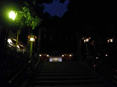 １８：３０　狭井神社