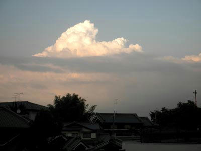 妙に存在感のある雲　：　明日香村にて