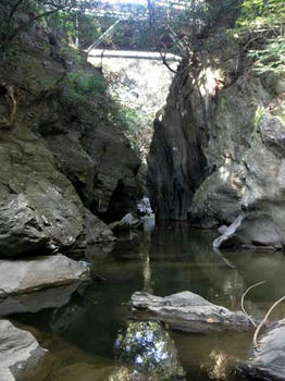 上流側の橋の下は、岩戸のような景色