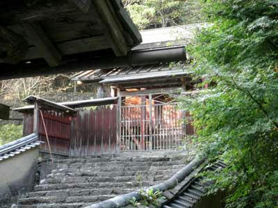 栄山寺境内の御霊神社