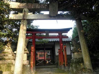 島野町『御霊神社』　扁額のある鳥居