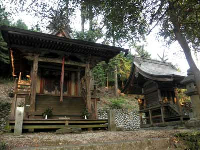 南阿田町『御霊神社』　春日造りの本殿と、流造りの末社