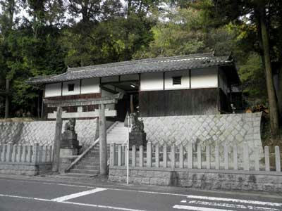 南阿田町『御霊神社』　鳥居と拝殿