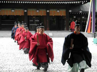 内拝殿より退出する神職