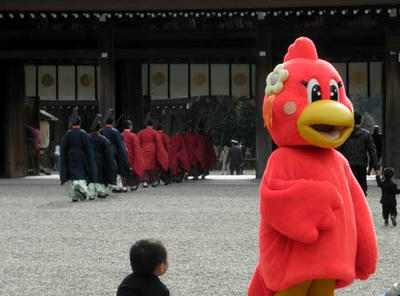 退出する神職と赤い鴉
