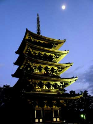 興福寺五重塔と月