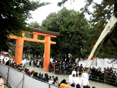 一の鳥居を入る行列