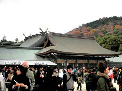 ごった返す橿原神宮　外院の庭