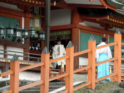 御廊と神職