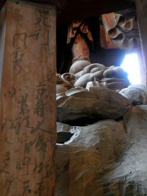 江戸時代の落書き？…東大寺大仏殿にて