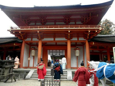御馬牽廻を待つ