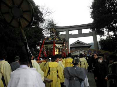 鳥居を出る神輿